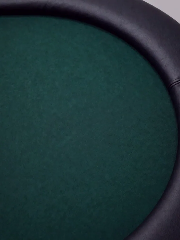 Un tapis de cartes prêt sous les cercles de fer