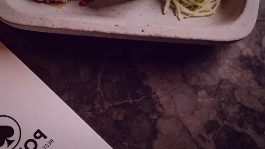 Une assiette narbonnaise dressée au passe